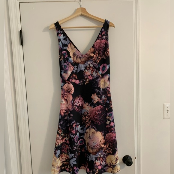 Kevan Hall Co. Never worn. Floral. Mid thingy length. Size 6, feels like a 4. - Picture 4 of 9